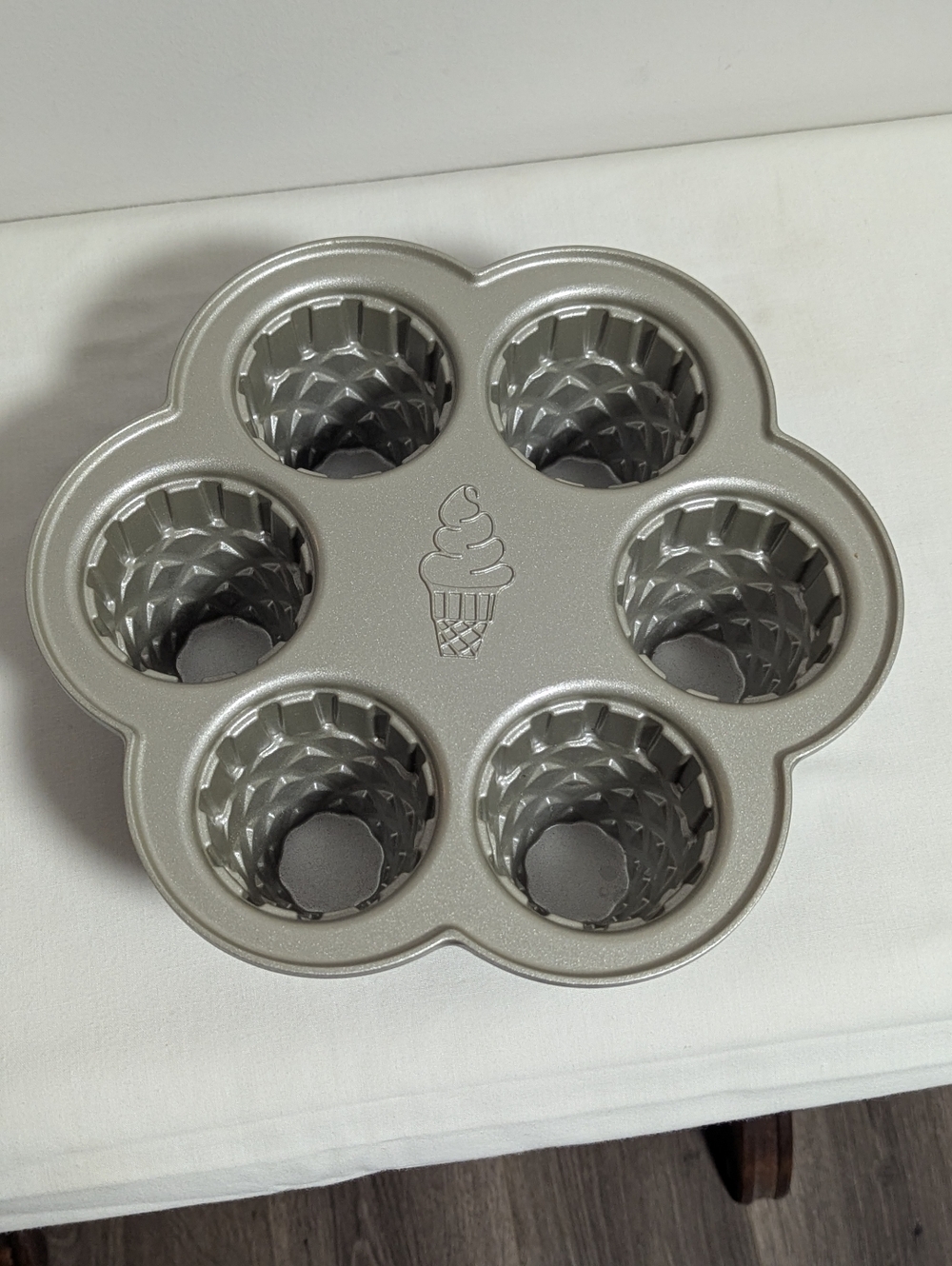 Vintage Nordic Ware Silver Ice Cream 6 Cone Cupcake Pan 4.5 Cups / 1L - USA